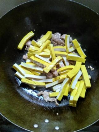 黄豆腐炒肉的家常做法,黄色的豆腐是什么豆腐