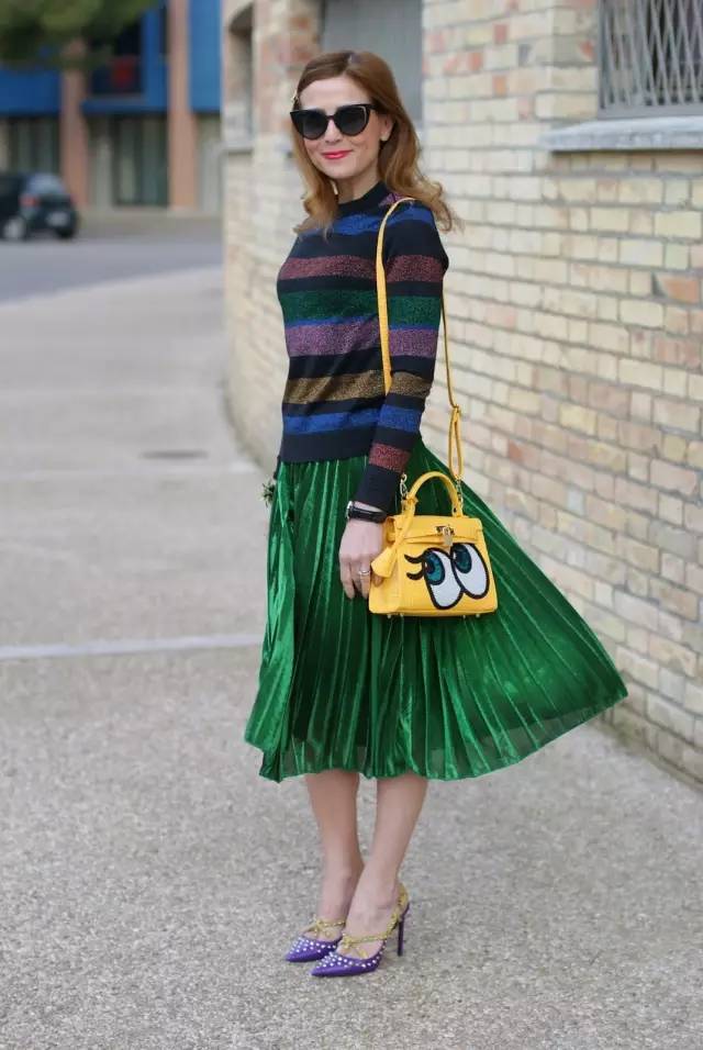 时髦大衣搭配,黑色毛呢大衣配什么颜色百褶裙