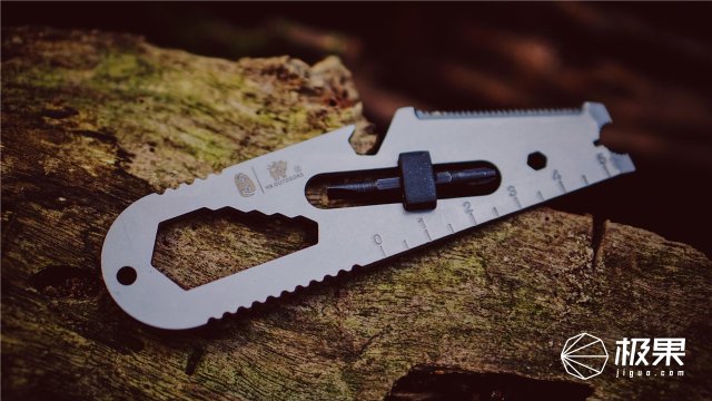 这盒子还没手掌大，里面的工具却比工具箱还全，野外保命全靠它