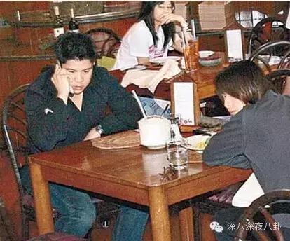 坐拥百亿身家,路边买20元童装,这对豪门夫妇最让人心旷神怡