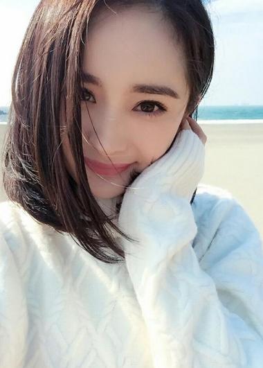 杨幂假睫毛眼线,杨幂离开美颜后的样子