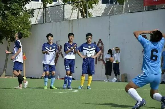 我喜欢踢足球一年级,我喜欢踢足球英文