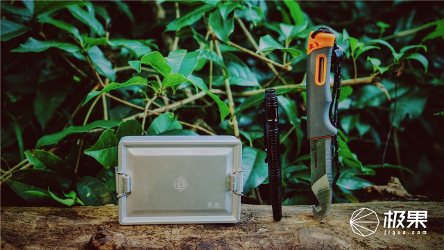 这盒子还没手掌大，里面的工具却比工具箱还全，野外保命全靠它