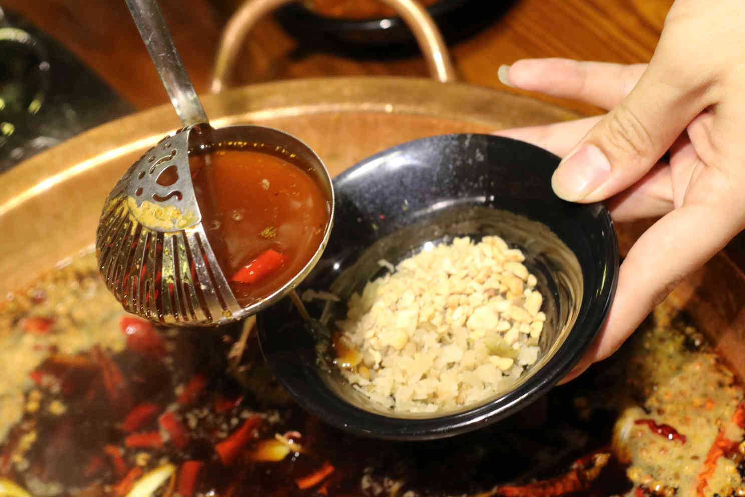 重庆和成都火锅流派有什么不同,四川和重庆的火锅最为出名怎么说