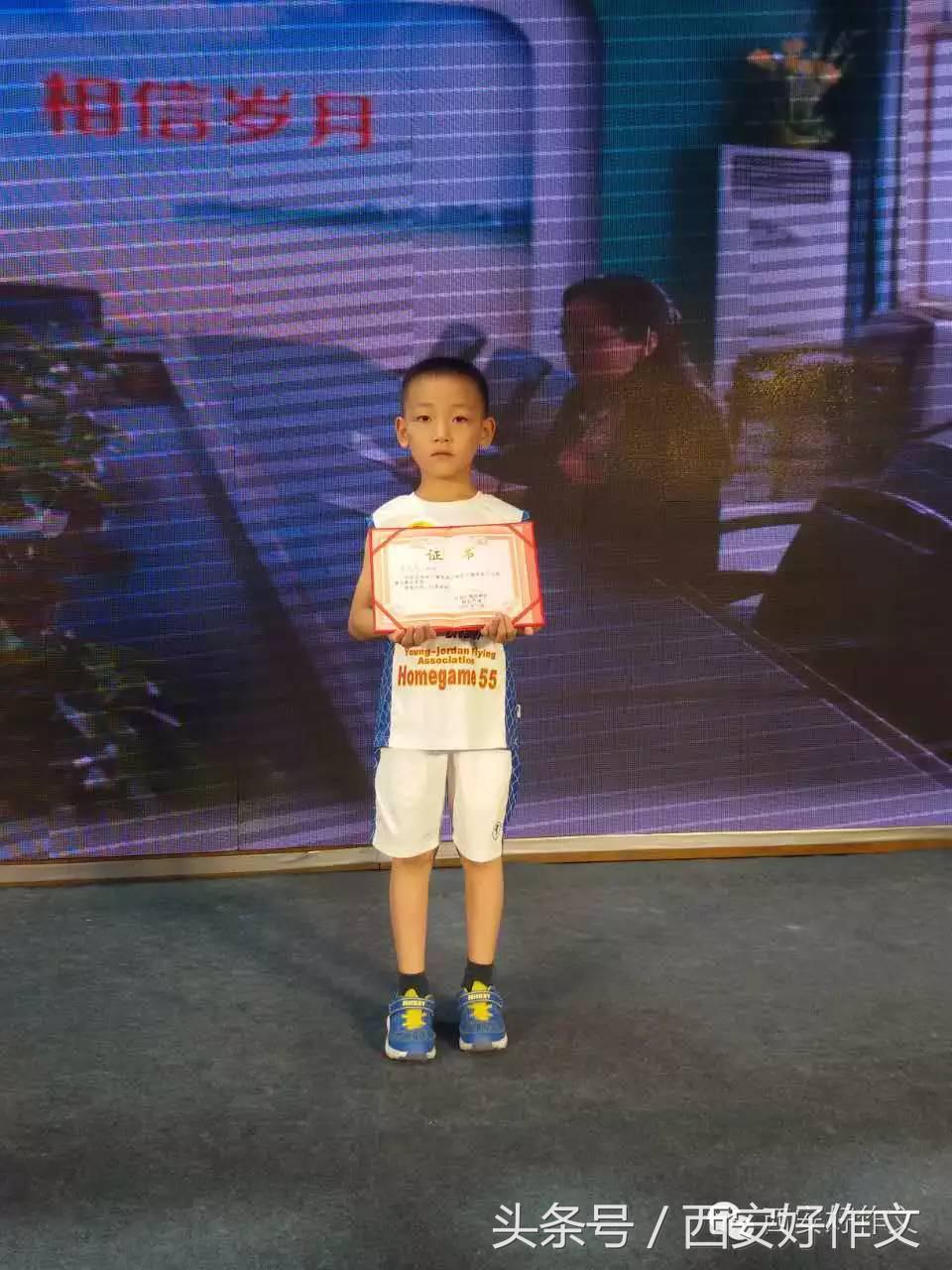 唐苑秋日落英缤纷一张旧照饱含亲情,听娃讲作文