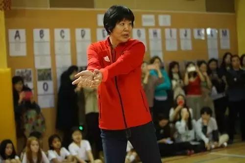 郎平在上海的这个细节,或许暴露了她至今未能续约的根本原因