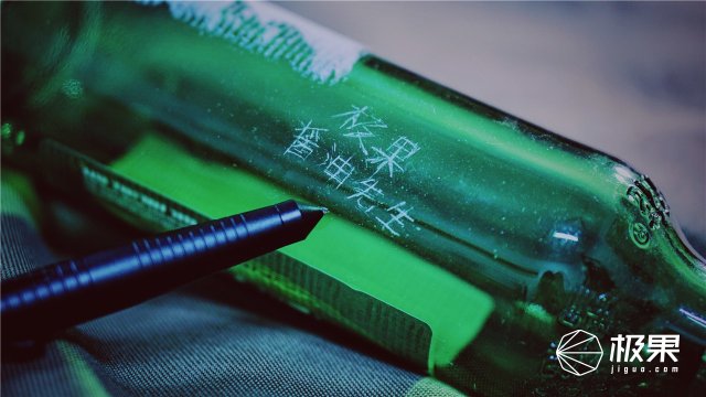 这盒子还没手掌大，里面的工具却比工具箱还全，野外保命全靠它