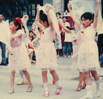 来看看你的秋季穿搭,7080后童年服装有哪些