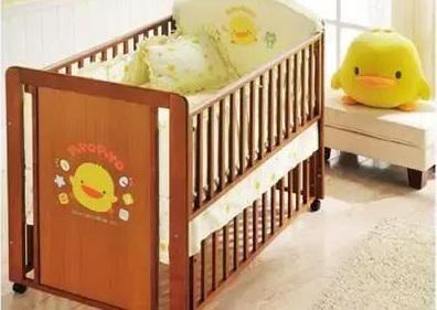 如何给宝宝选择安全的婴儿床,婴儿需要买什么样的婴儿床