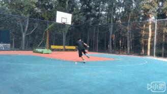 篮球过人招式贴防,在家练背后假转身运球过人