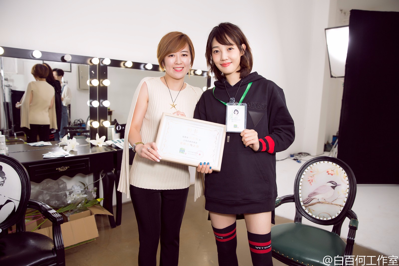 关晓彤总算不穿秋裤现身了,关晓彤穿黑色保暖衣