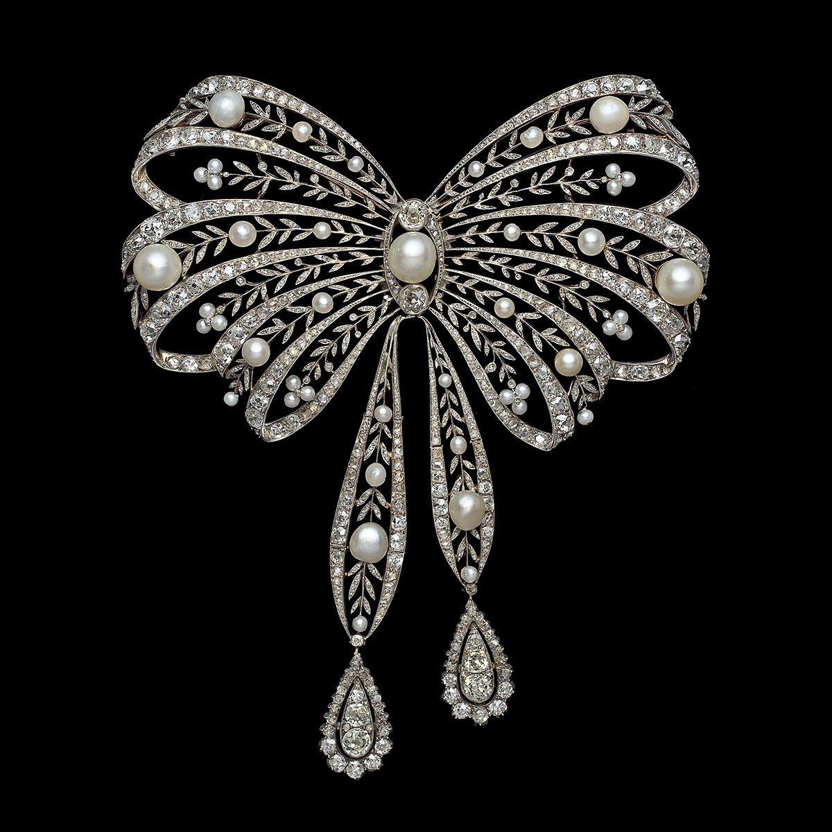 慈禧太后最漂亮的珍珠凤冠图片,万历皇帝的金丝皇冠被卖外国了吗