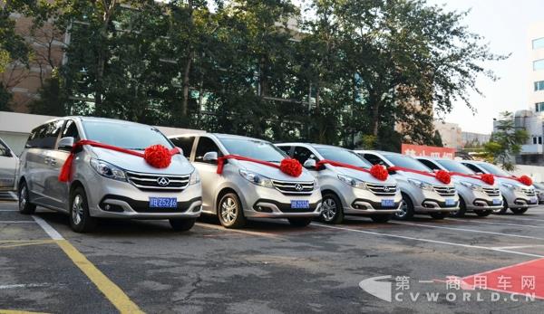 无障碍出行不再是问题！上汽大通联合首汽推出网约多功能车