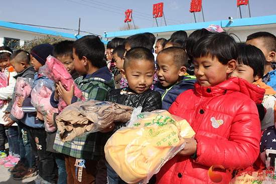 兰海携手中国甘肃网新年新衣今冬首次爱心之旅走进永登