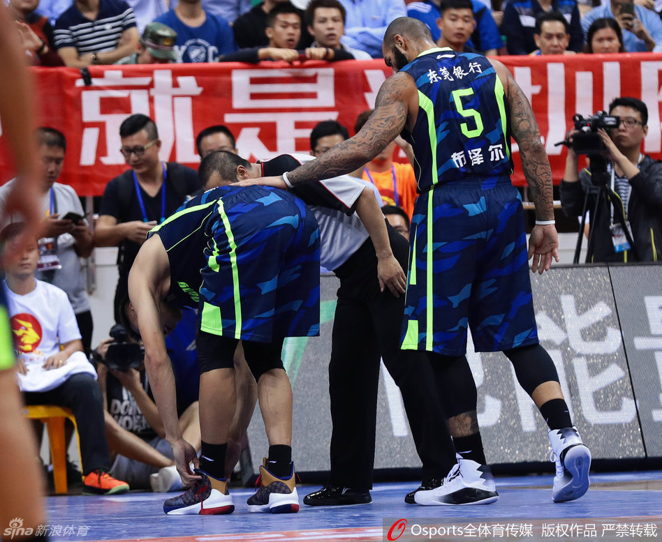 易建联拒绝穿的李宁篮球鞋,易建联扔掉李宁鞋事件gif