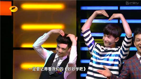 最近很火的那个微笑表情包,微笑比心表情包代表什么