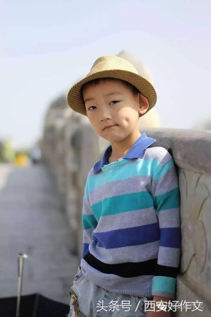 唐苑秋日落英缤纷一张旧照饱含亲情,听娃讲作文