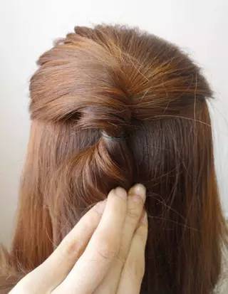 清新淑女半扎编发中分,时尚编发扎法简单又好看