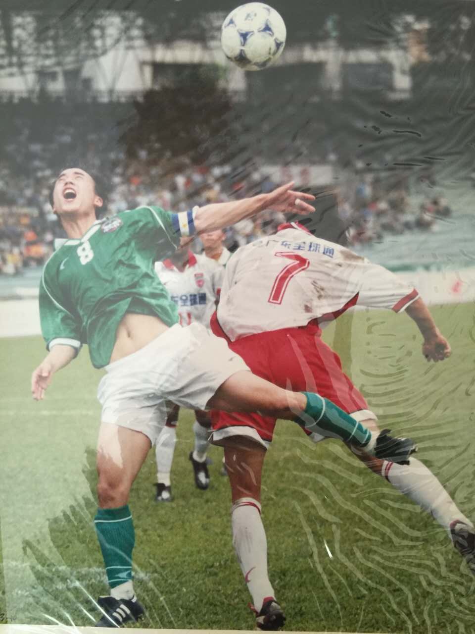 老胡送三爷礼物,老胡贴对联