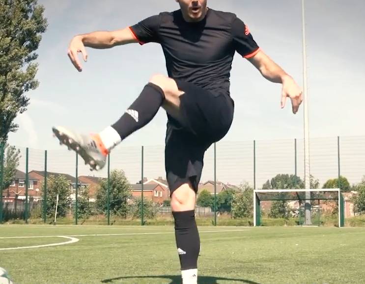 罗纳德科曼罚球技巧,足球中场任意球的技巧