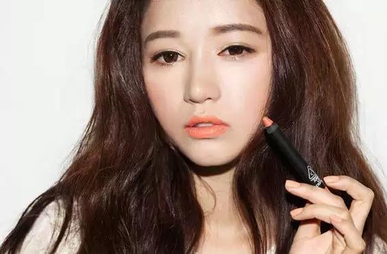 口红色号太多不会选？其实看唐嫣就对了！