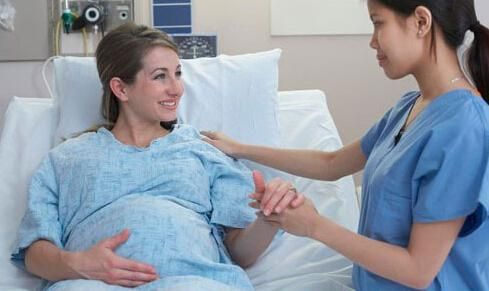 妇产科医生接生尴尬怎么办,临产时内检要伸一只手进去吗