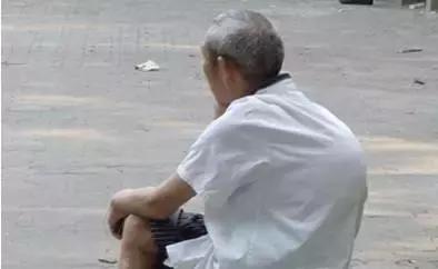 40岁壮汉背弯得像只虾,看看医生是怎么将他“拉直”的