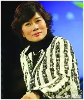 36岁丈夫牺牲带孩子在战火中流亡,她白手起家22岁当总裁身价达78亿