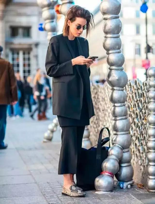 阔腿裤应该怎么样弄最好看,阔腿裤搭什么上衣好看搭什么鞋