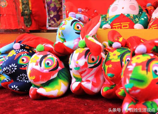 最传统的地摊生意,饰品地摊卖什么最吸引人