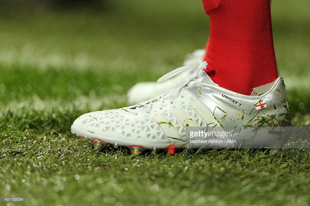 阿迪达斯足球球鞋测评,足球鞋选择nike还是阿迪达斯