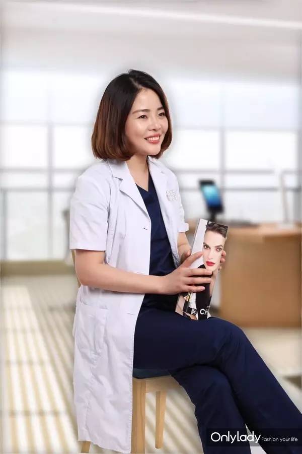 女子花4万块整容把嘴都整歪了,美国女子花76万整容