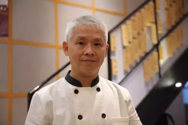 当过LV旁边的网红店总厨，这个做了30年油条的老头还不服老！