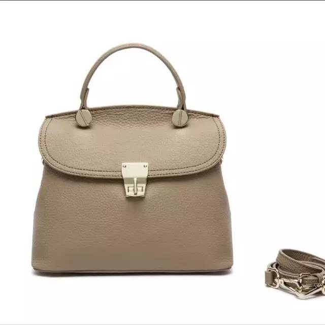 这些大容量包包简单又好看,这些包包不贵却比大牌还好看