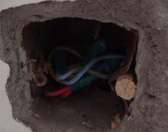 老插座坏了螺丝钻不进去怎么修复,插座暗盒螺丝孔坏了怎么办