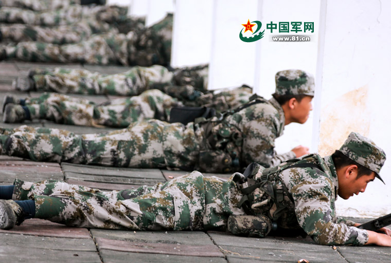 一年级小学生开学第一天进教室,中学开学第一课射击