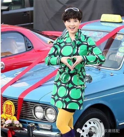 杨幂下衣消失搭配长筒靴,杨幂过膝靴里都穿了啥