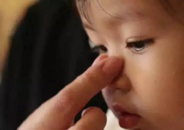 捏宝宝鼻子能捏出高鼻梁吗,宝宝老是擦鼻子擦眼睛