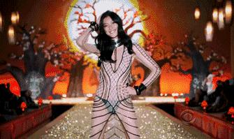 没看现场不要紧！用海量美图告诉你今年维密秀长腿美胸都这样玩