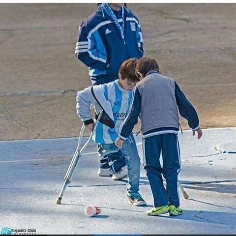 踢足球的小男孩精彩瞬间,足球小男孩泪目瞬间