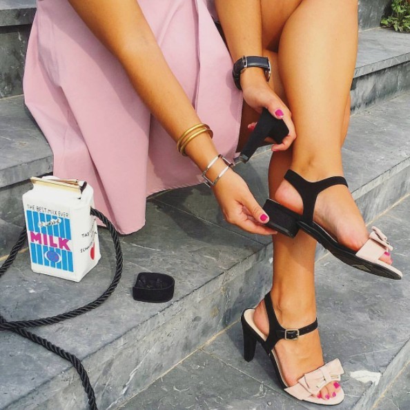 买一双鞋等于买5双鞋,买1双鞋的钱正好买5个皮球