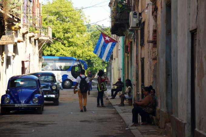 在古巴,1个人1个月只能有5个鸡蛋