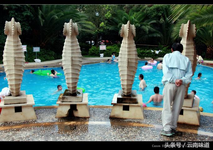 夜色下的罗茨温泉，看着养眼，泡着安逸