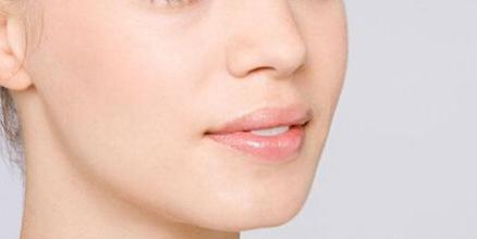 天生就歪头的人有什么说法,天生歪鼻梁的人