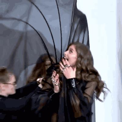 没看现场不要紧！用海量美图告诉你今年维密秀长腿美胸都这样玩