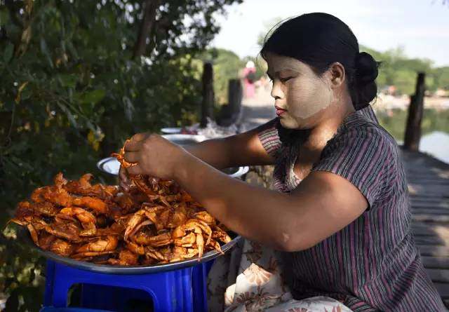 这个国家好奇怪美女都是“黄脸婆”
