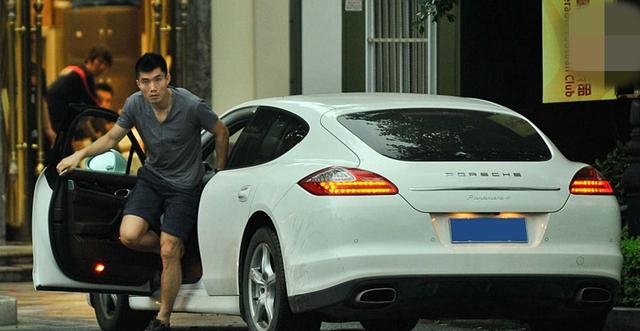 一双双臭脚丫子，*辱侮**了豪车