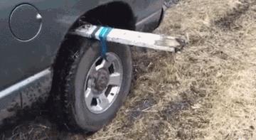 车子轮胎陷进泥地怎么开出来,汽车陷进泥里怎么出来