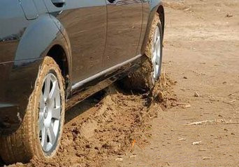 车陷进泥坑出不来怎么办,车子陷进泥里教你一招解决问题