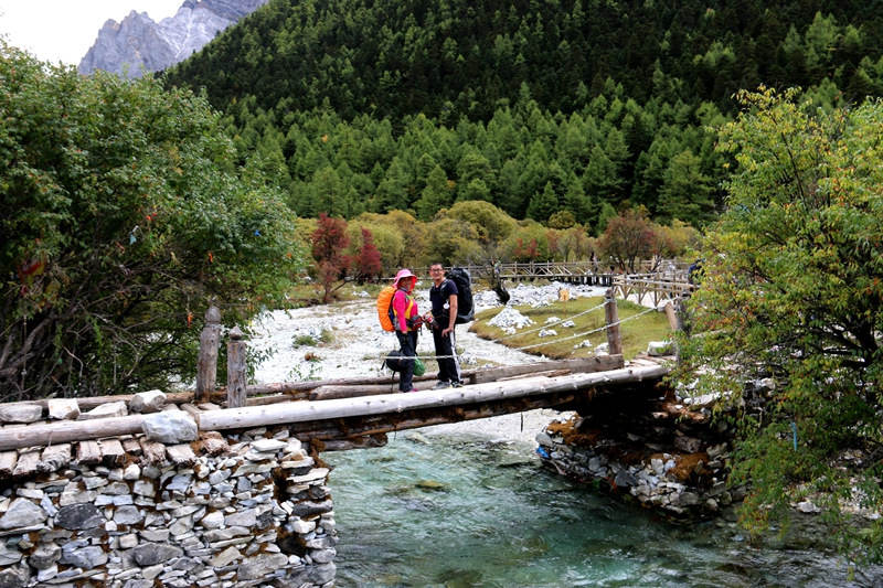 佩服自己，我在亚丁冒雨溯溪央迈勇到牛奶海